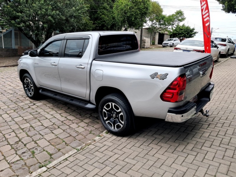 TOYOTA - HILUX - 2022/2022 - Prata - R$ 229.900,00