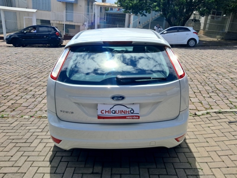 FORD - FOCUS - 2011/2012 - Branca - R$ 39.900,00