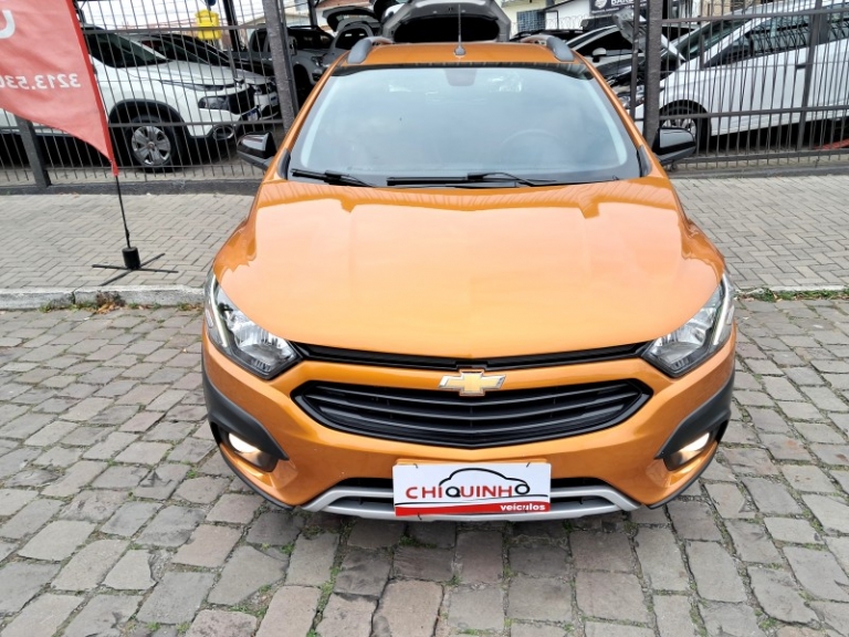 CHEVROLET - ONIX - 2016/2017 - Laranja - R$ 64.900,00