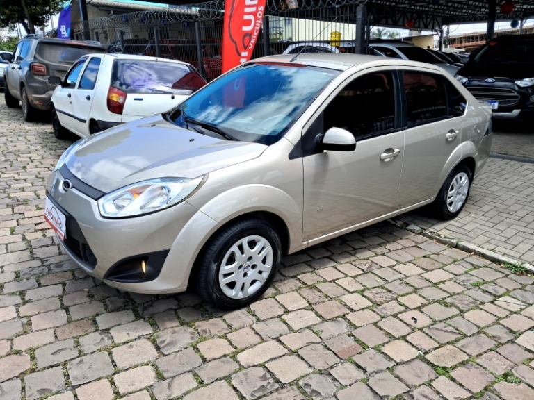 FORD - FIESTA - 2013/2014 - Prata - R$ 39.900,00