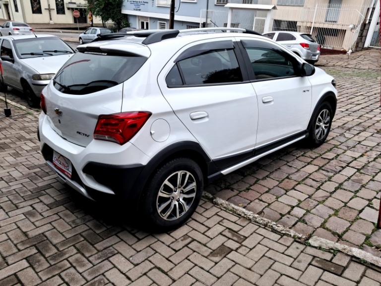 CHEVROLET - ONIX - 2017/2018 - Branca - R$ 69.900,00