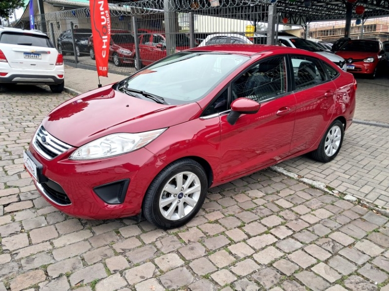 FORD - FIESTA - 2010/2011 - Vermelha - R$ 39.900,00