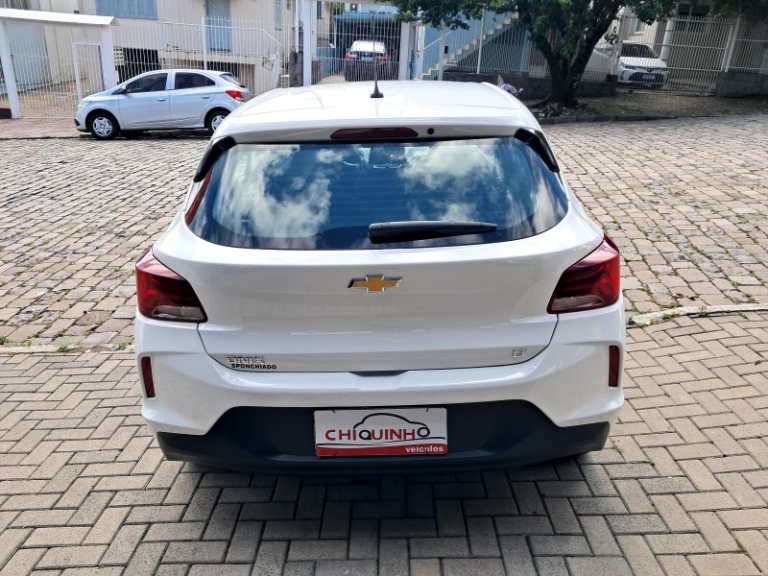 CHEVROLET - ONIX - 2022/2023 - Branca - R$ 76.900,00