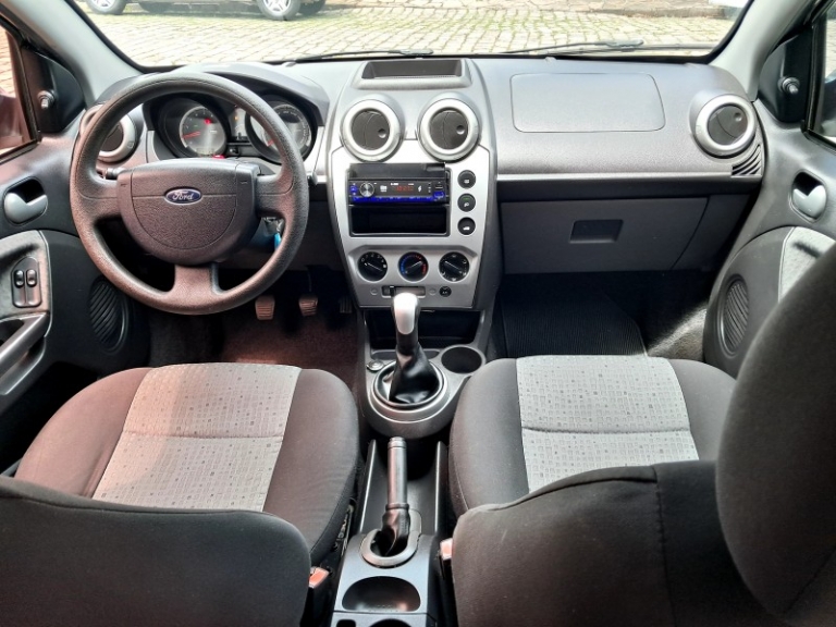 FORD - FIESTA - 2013/2014 - Prata - R$ 39.900,00