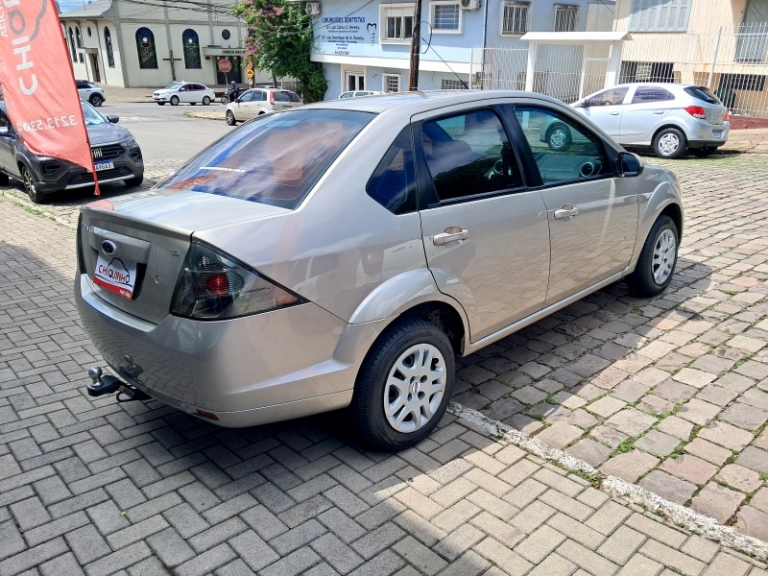 FORD - FIESTA - 2013/2014 - Prata - R$ 39.900,00