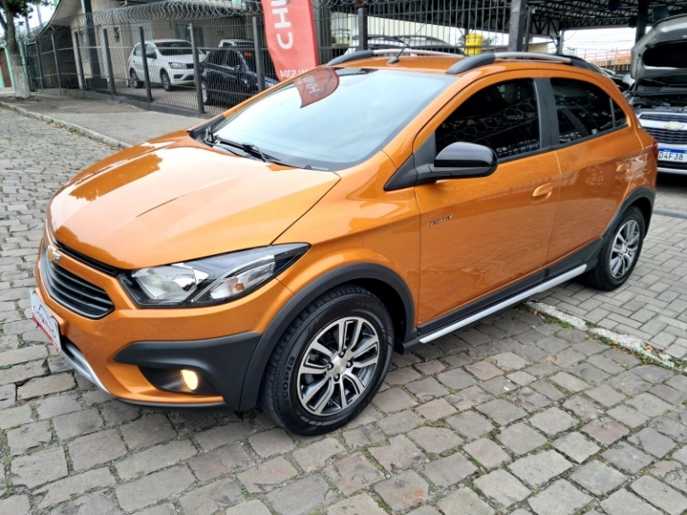 CHEVROLET - ONIX - 2016/2017 - Laranja - R$ 64.900,00