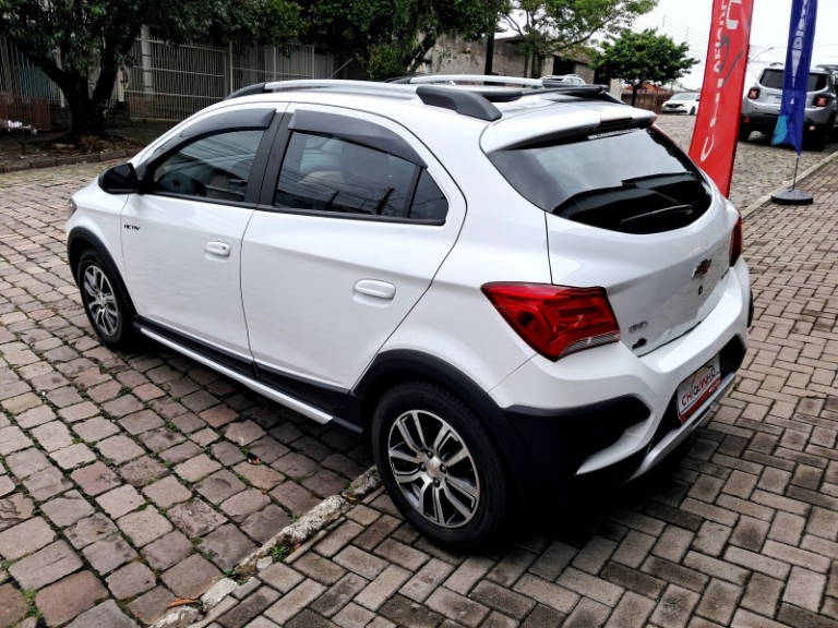 CHEVROLET - ONIX - 2017/2018 - Branca - R$ 69.900,00