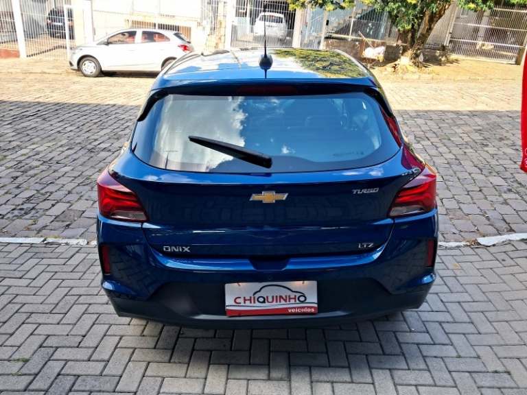 CHEVROLET - ONIX - 2022/2023 - Azul - R$ 89.900,00