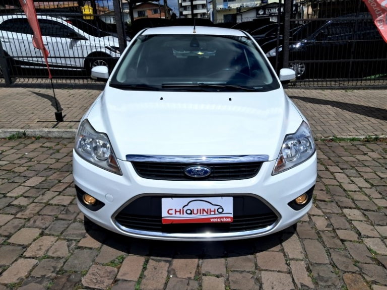 FORD - FOCUS - 2011/2012 - Branca - R$ 39.900,00