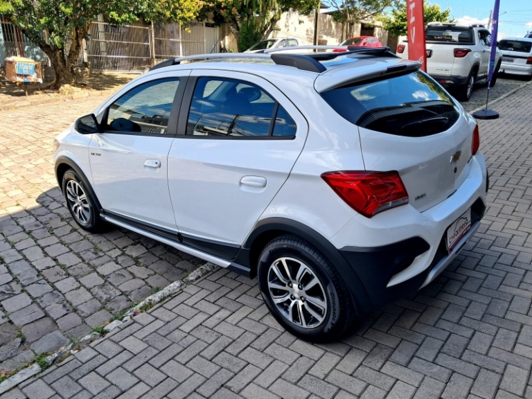 CHEVROLET - ONIX - 2016/2017 - Branca - R$ 65.900,00