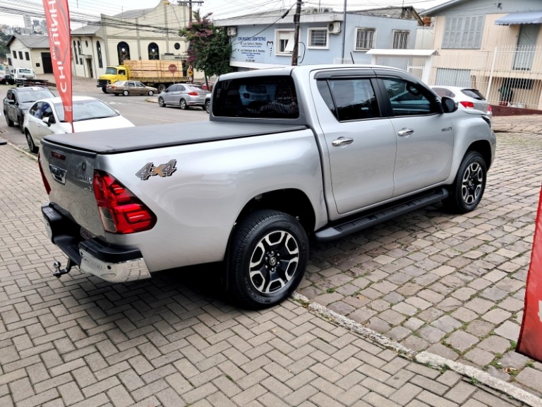 TOYOTA - HILUX - 2022/2022 - Prata - R$ 229.900,00