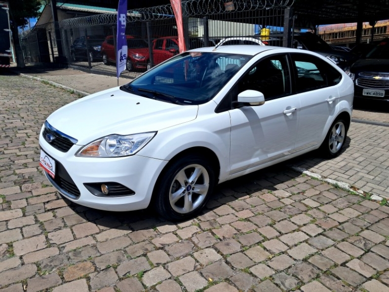 FORD - FOCUS - 2011/2012 - Branca - R$ 39.900,00