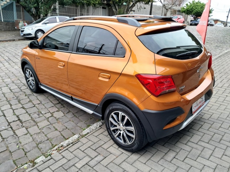 CHEVROLET - ONIX - 2016/2017 - Laranja - R$ 64.900,00