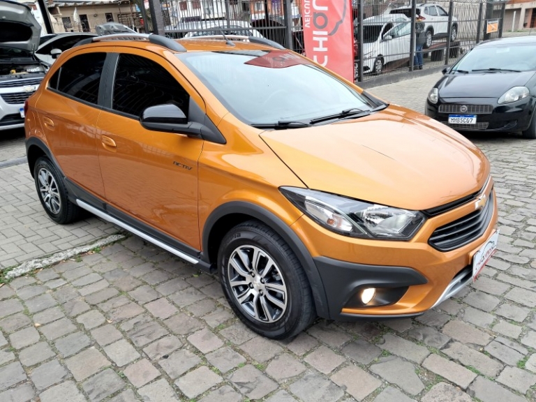 CHEVROLET - ONIX - 2016/2017 - Laranja - R$ 64.900,00