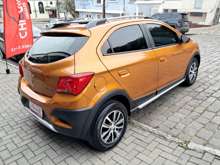 CHEVROLET - ONIX - 2016/2017 - Laranja - R$ 64.900,00