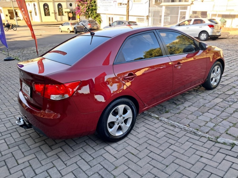 KIA MOTORS - CERATO - 2009/2010 - Vermelha - R$ 41.900,00