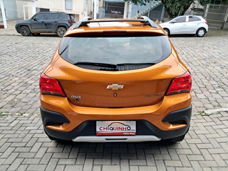 CHEVROLET - ONIX - 2016/2017 - Laranja - R$ 64.900,00