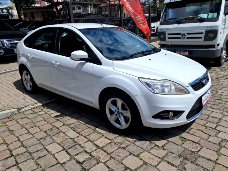 FORD - FOCUS - 2011/2012 - Branca - R$ 39.900,00