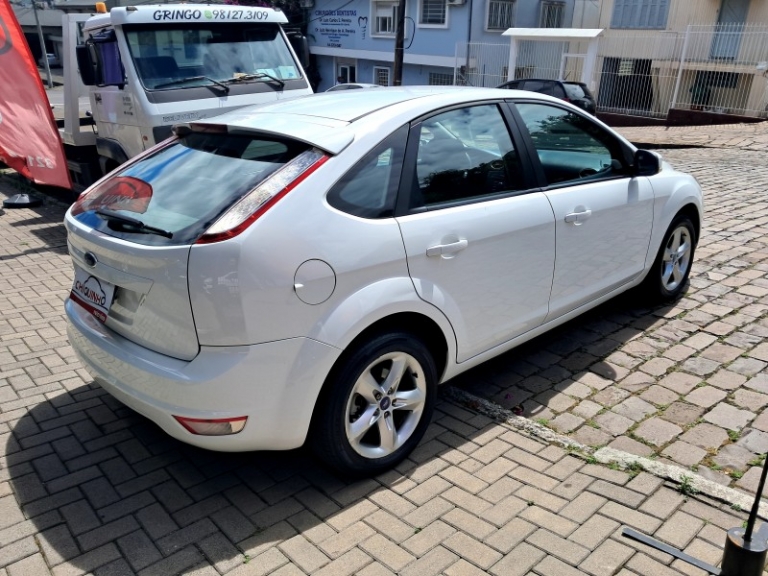 FORD - FOCUS - 2011/2012 - Branca - R$ 39.900,00