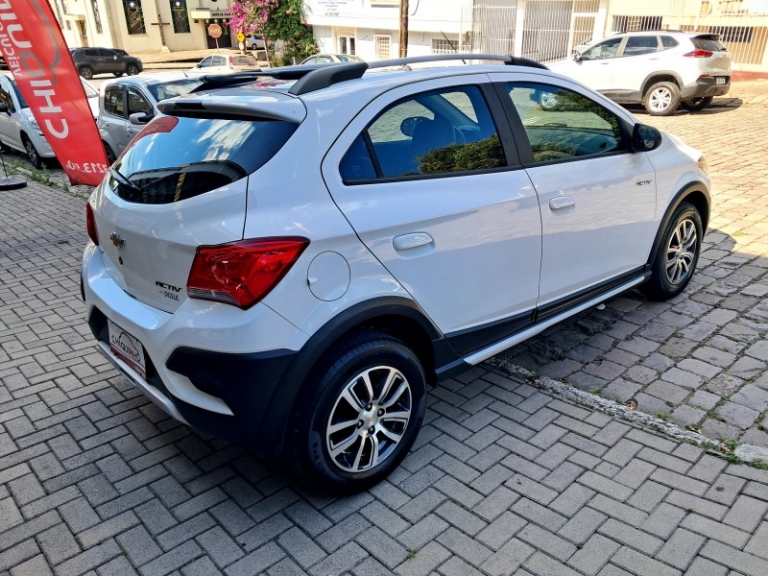 CHEVROLET - ONIX - 2016/2017 - Branca - R$ 65.900,00