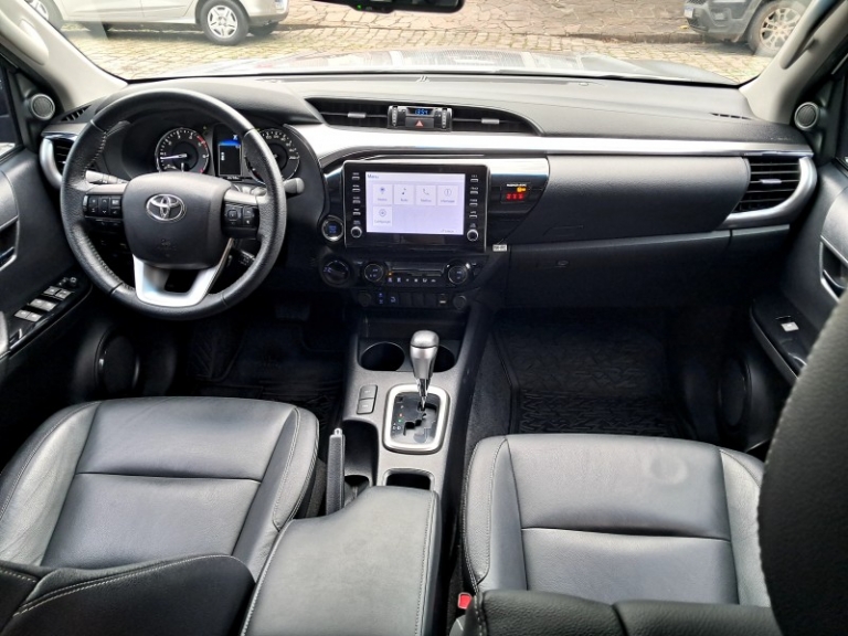 TOYOTA - HILUX - 2022/2022 - Prata - R$ 229.900,00