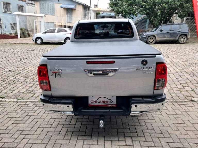 TOYOTA - HILUX - 2022/2022 - Prata - R$ 229.900,00